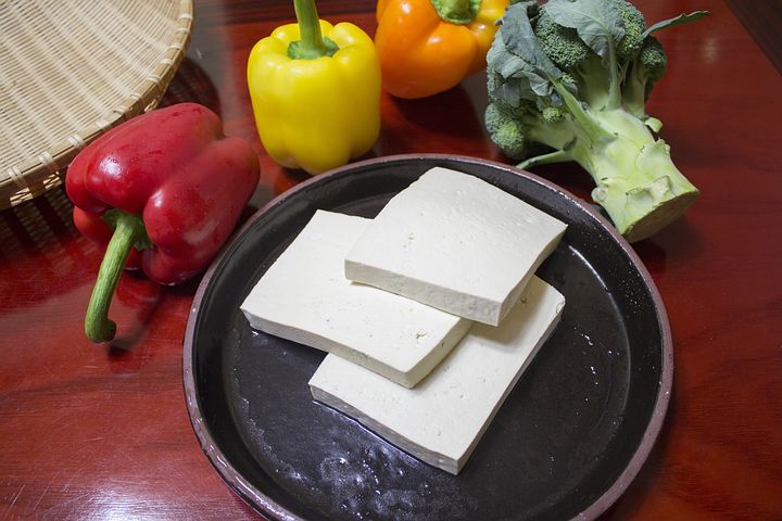 Sliced tofu on a plate preparing to cook tofu recipe