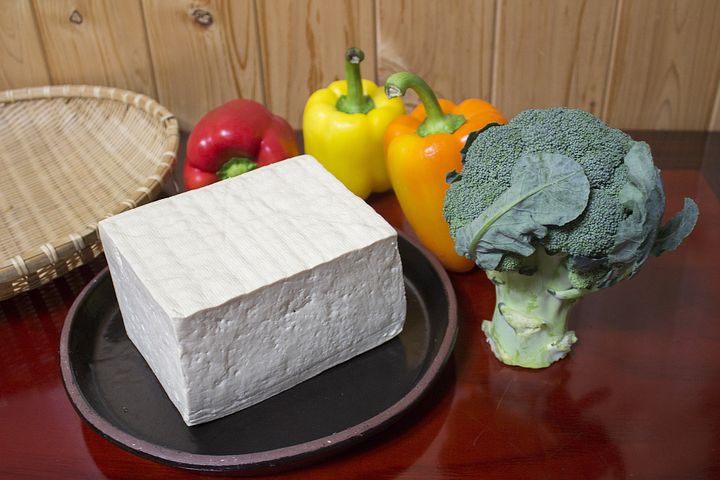 How to prepare tofu step by step, block of tofu on a plate